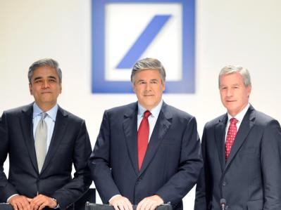 Josef Ackermann (M) präsentiert sich auf der Hauptversammlung der Deutschen Bank in Frankfurt am Main mit seinen Nachfolgern Anshu Jain (l) und Jürgen Fitschen (r). Foto: Arne Dedert Hauptversammlung Deutsche Bank