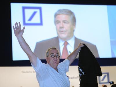 Ein kritischer Aktionär äußert sich während der Rede des scheidenden Vorstandsvorsitzenden Josef Ackermann auf der Hauptversammlung der Deutschen Bank in der Festhalle in Frankfurt am Main. Foto: Arne Dedert Hauptversammlung Deutsche Bank