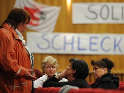 Mitarbeiter warten auf den Beginn der Betriebsrätekonferenz der Drogeriekette Schlecker in Berlin. Foto: Hannibal Schlecker Betriebsrätekonferenz
