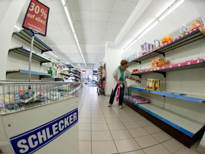 Aus: Eine Schlecker-Mitarbeiterin sortiert in einer Filiale in Hannover die restliche Ware in die Regale. Am nächsten Tag wurde die Filiale geschlossen. Foto: Jochen Lübke/Archiv Aus für Schlecker beschlossen