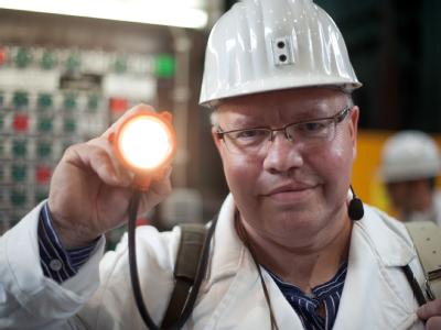 Umweltminister Altmaier (CDU) in der Schachthalle des Atommülllagers Asse: Altmaier hat den Anwohnern des maroden Atommülllagers umfassende Unterstützung zugesagt. Foto: Jochen Lübke/Archiv Atommülllager Schacht Asse
