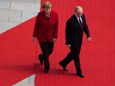 Schwarz-Rot in Berlin: Bundeskanzlerin Angela Merkel empfängt den russischen Staatspräsidenten Wladimir Putin vor dem Bundeskanzleramt. Foto: Michael Kappeler Merkel empfängt Putin
