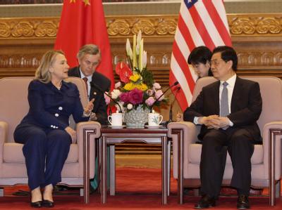 Chinas Staatschef Hu Jintao ist nach Medienberichten «schockiert und wütend» über die Spionage-Geschichte, US-Außenministerin Hillary Clinton möchte «mit unserer Beziehung zu China Geschichte machen.» Foto: Jason Lee / Archiv Clinton und Hu