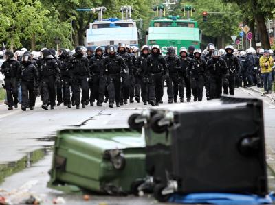 Nach den Krawallen von Hamburg-Wandsbek zieht die Polizei Bilanz: 38 Beamte wurden bei den Auseinandersetzungen mit linken Demonstranten verletzt. Foto: Bodo Marks Demo gegen Kundgebung von Neonazis