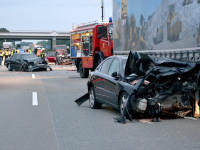 Zerstörte Fahrzeuge stehen auf der Autobahn A4 in Höhe der Anschlussstelle Gotha. Bei einem schweren Unfall wurden hier zwei Menschen getötet und mehrere verletzt. Foto: Carolin Lemuth Massenkarambolage auf der A4