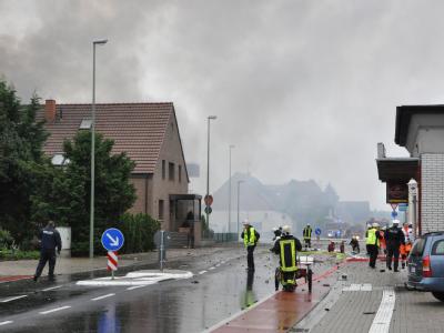 Hochgeschleuderte Steine lagen in mehr als 50 Metern Entfernung auf der Straße. Foto: Matthias Benirschke Explosion in Bielefeld