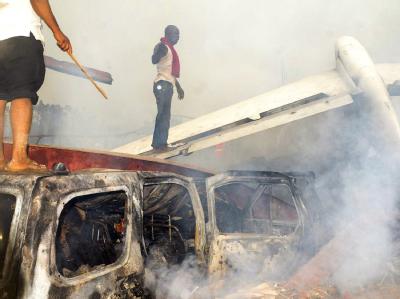Rauchende Trümmer in der nigerianischen Metropole Lagos. Foto: str Rauchende Trümmer
