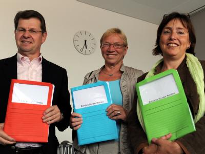 Die drei Verhandlungsführer, Ralf Stegner (SPD), Anke Spoorendonk (SSW, M) und Eka von Kalben (Bündnis90/Die Grünen) präsentieren den Koalitionsvertrag für Schleswig-Holstein. Foto: Carsten Rehder Koalitionsvertrag im Norden perfekt