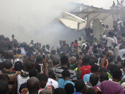In der Nähe des Murtala Muhammed International Airport bei Lagos ist ein Flugzeug abgestürzt. Foto: STR Wrackteil im Wohngebiet