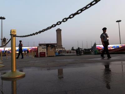 Jahrestag des Tian'anmen-Massakers am 4. Juni: Chinesische Sicherheitskräfte patrouillieren auf dem Tian'anmen Platz. Foto: How Hwee Young Platz des himmlischen Friedens
