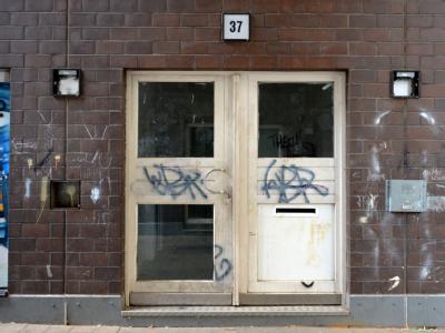 Die Eingangstür zu einem Wohnhaus in Berlin-Kreuzberg. Am frühen Morgen ist in einer Wohnung dieses Hauses die zerstückelte Leiche einer 30 Jahre alten Frau entdeckt worden. Foto: Britta Pedersen Zerstückelte Frauenleiche in Berliner Wohnung entdeckt