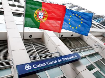 Die Flaggen von Portugal und der EU wehen in Berlin über einer Filiale der portugiesischen Bank Caixa Geral de Depositos. Foto: Claudia Levetzow Portugiesische Bank