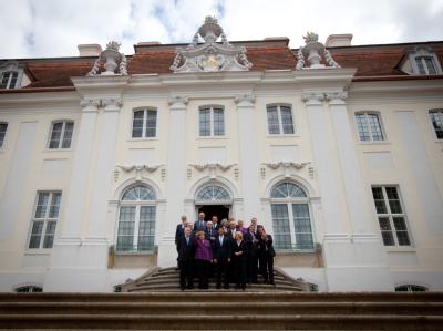 Bundeskanzlerin Merkel mit Spitzenvertretern von Wirtschaft und Gewerkschaften vor dem Gästehaus der Bundesregierung auf Schloss Meseberg. Foto: Kay Nietfeld Fachkräftegipfel der Bundesregierung