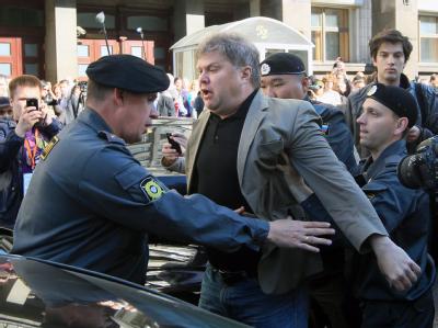 Die Polizei nahm bei Protesten gegen das verschärfte Versammlungsgesetz rund 50 Regierungsgegner in Moskau fest. Foto: Sergei Chirikov Festnahme