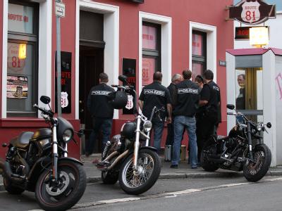 Polizisten stehen in Krefeld vor dem Clubhaus der Hells Angels. Foto: Oliver Berg Polizei durchsucht Rocker-Unterkünfte