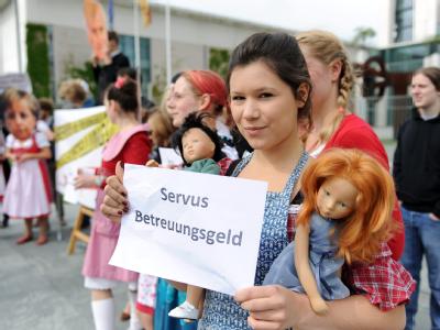 Gegner des geplanten Betreuungsgeldes demonstrieren vor dem Bundeskanzleramt in Berlin Foto: Maurizio Gambarini/ Archiv Protest gegen Betreuungsgeld