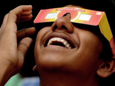 Der Transit ist wie eine Mini-Sonnenfinsternis. Die Venus schiebt sich als kleines dunkles Scheibchen vor die leuchtende Sonne. Foto: Jagadeesh NV Venus-Transit in Bangalore