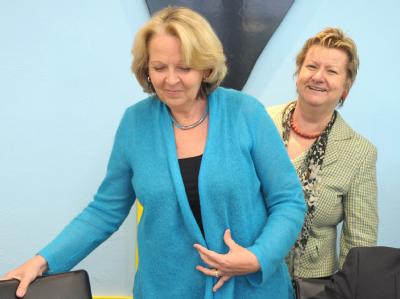 Die nordrhein-westfälische Ministerpräsidentin Kraft (SPD - l) und die Verhandlungsführerin von Büdnis 90/Die Grünen, Löhrmann. Foto: Federico Gambarini Kraft und Löhrmann