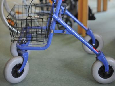 Bisher kann ein Bundesbürger, der sich für begrenzte Zeit in einem anderen EU-Land aufhält, dort nicht im gleichen Umfang wie in Deutschland Leistungen der Pflegeversicherung in Anspruch nehmen. Foto: Patrick Pleul/Archiv Rollator