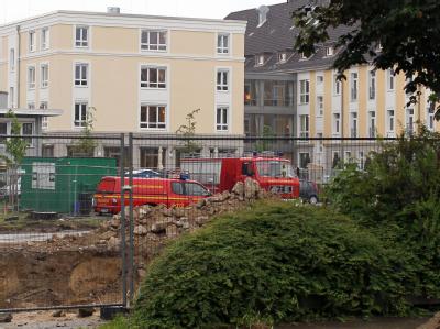 Fahrzeuge des Kampfmittelräumdienstes stehen an der Fundstelle einer Bombe in Hamburg-Heimfeld. Foto: Malte Christians Kampfmittelräumdienst
