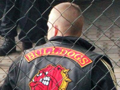 Zwei mutmaßliche Mitglieder einer Rockerbande sind in Hennigsdorf zur Feststellung der Personalien von der Polizei festgesetzt worden. Foto: Nestor Bachmann Polizei- Razzia in Hennigsdorf