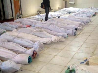 Ein von der syrischen Bürgerplattform Houla Media Center am 26.05.2012 auf Facebook publiziertes Foto zeigt mit weißen Tüchern abgedeckte Leichen. Die Menschen wurden den Angaben zufolge beim Massaker von Al-Hula getötet. Foto: Houla Media Center/Handout Leichen in Syrien