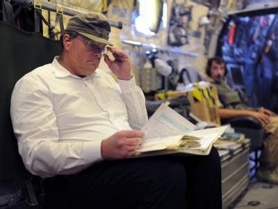 Bundesentwicklungshilfeminister Dirk Niebel (FDP) auf einem Flug nach Kabul. Foto: Tim Brakemeier Bundesentwicklungshilfeminister Dirk Niebel