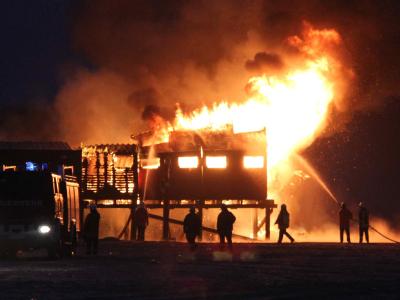Das Gebäude konnte nicht gerettet werden. Foto: Wolfgang Runge Pfahlbau in St. Peter-Ording brennt nieder