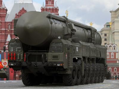 Eine strategische russische Atomrakete vom Typ Topol-M (Nato-Code: SS-27 Sickle B) bei der Militärparade zum Tag des Sieges auf dem Roten Platz. Foto: Yuri Kochetkov Langstreckenrakete