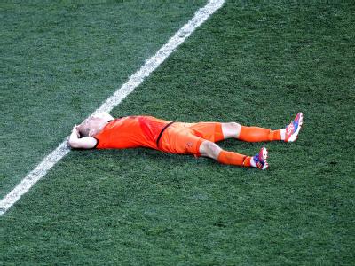 So platt wie Arjen Robben fühlten sich die meisten Niederländer nach der Dänemark-Pleite. Foto: Kim Ludbrook Umgehauen