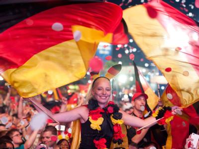 Spätestens ab dem Führungstreffer durch Gomez gab es auf den Fanmeilen kein Halten mehr. Foto: Sebastian Kahnert Party pur