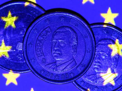 Spanien wird seine europäischen Partner um Milliardenhilfen zur Sanierung seines angeschlagenen Bankensystems bitten. Das hat den Euro am Montagmorgen deutlich gestützt. Foto: Jens Büttner Spanische Euromünze