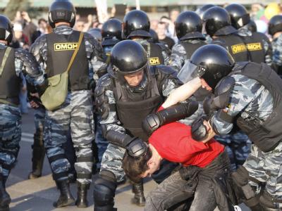 Russische Polizei führen einen Teilnehmer einer Anti-Putin-Demonstration in Moskau ab. Foto: Yuri Kochetkov/Archiv Anti-Putin-Demonstranten