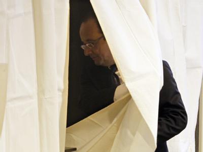 Frankreichs Präsident Hollande auf dem Weg in die Wahlkabine. Foto: Guillaume Horcajuelo Francois Hollande