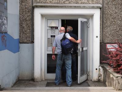 Die Kripo ermittelt im Umfeld des Tatorts in Berlin-Hohenschönhausen. Foto: Hannibal Ermittlungen