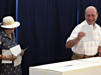 Rumäniens Präsident Traian Basescu bei der Stimmabgabe. Foto: Mihai Barbu Kommunalwahl in Rumänien