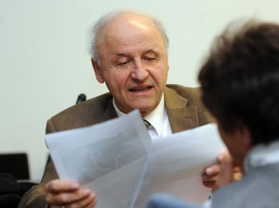 Michael Buback, Sohn vom damaligen Generalbundesanwalt Siegfried Buback, der am 07.04.1977 in Karlsruhe von Mitgliedern der RAF erschossen wurde, im Gerichtssaal des Oberlandesgerichts Stuttgart. Foto: Bernd Weißbrod Michael Buback