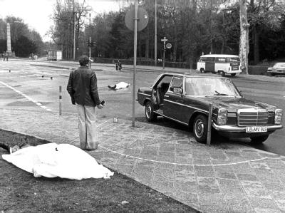 Der Tatort mit den zugedeckten Leichen Siegfried Bubacks und seines Fahrers sowie der Dienstwagen des Generalbundesanwaltes in Karlsruhe. Foto: Heinz Wieseler/Archiv Anschlag auf Buback
