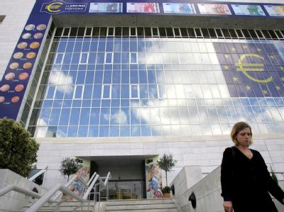 ARCHIV - Die Zentral-Bank in Nikosia: Seit über vier Jahren hat Zypern den Euro - möglicherweise wählt das Land auch den Weg unter den europäischen Rettungsschirm. Foto: Katia Christodoulou Zypern und der europäische Rettungsschirm