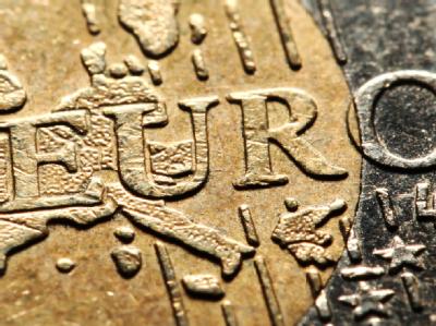 Euro-Schuldenkrise und kein Ende. Kaum haben die Finanzminister Spanien eine milliardenschwere Geldspritze in Aussicht gestellt, drohen neue Turbulenzen im gemeinsamen Währungsraum. Foto: Julian Stratenschulte Euro