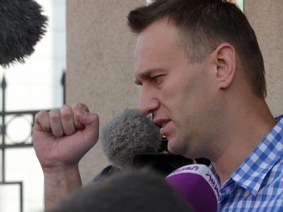 Ein Führer der Oppositionellen in Moskau vor seiner Befragung. Foto: Maxim Shipenkov Oppositions-Aktivist vor Befragung