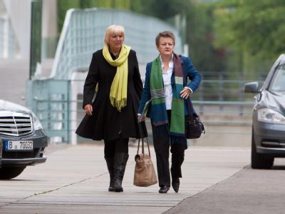 Claudia Roth (l.) und Renate Künast auf dem Weg ins Bundeskanzleramt in Berlin. Foto: Tim Brakemeier Fiskalpaktberatung