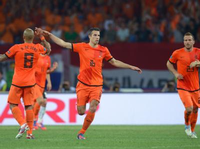 Robin van Persie (M) sorgte durch sein Tor noch einmal für Spannung. Foto: Marcus Brandt Anschlusstreffer