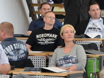 NPD-Abgeordnete provozieren im sächsischen Landtag mit der bei Neonazis beliebten Modemarke Thor Steinar. Foto: Steffen Giersch NPD im Landtag