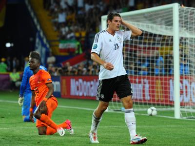 Und wieder Gomez...Der Toptorjäger der DFB-Elf verwertet erneut einen Schweinsteiger-Pass. Foto: Thomas Eisenhuth Eiskalt