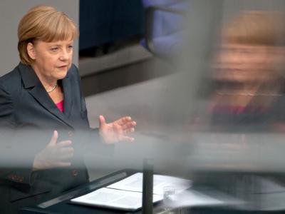 Bundeskanzlerin Angela Merkel (CDU) gibt im Bundestag eine Regierungserklärung zum kommenden G20-Gipfel in Mexiko ab. Foto: Tim Brakemeier Regierungserklärung zum G20 Gipfel