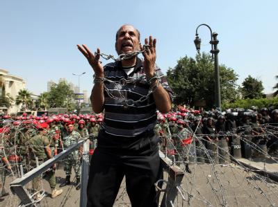 Ein Gegner des Präsidentschaftskandidaten Schafik schreit vor dem Verfassungsgericht in Kairo seinen Protest heraus. Foto: Khaled Elfiqi Protest