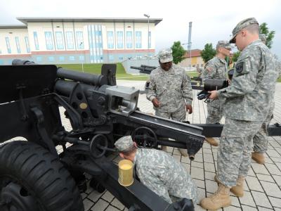 US-Soldaten bereiten vor dem neuen Europa-Hauptquartier der US-Armee in Wiesbaden-Erbenheim die Feldhaubitzen für Salutschüsse vor. Foto: Arne Dedert US-Armee weiht neues Europa-Hauptquartier ein