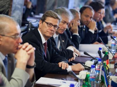 Außenminister Guido Westerwelle verfolgt in Kabul die Reden bei der Heart of Asia Konferenz. Foto: Michael Kappeler Westerwelle in Afghanistan
