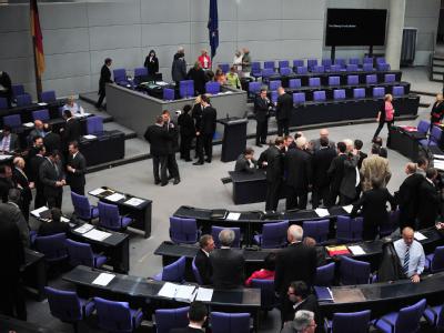 Die Abgeordneten verlassen die Sitzung des Bundestages in Berlin. Mit einer Finte hat die Opposition die Koalition bei der Beratung des Betreuungsgeldes überrumpelt. Foto: Hannibal Bundestagsitzung abgebrochen
